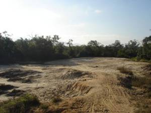 Extração irregular de areia no município de Cananéia, causando a degradação do solo e a supressão de vegetação de restinga (no caso floresta de restinga baixa).
No município de lha Comprida também foi identificado local de extração de areia.